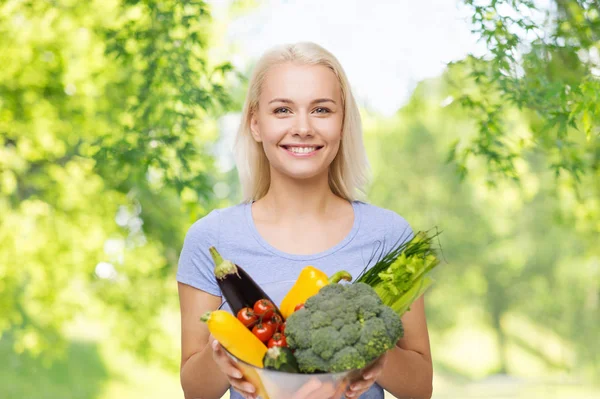 Усміхнена молода жінка з овочами Стокове Зображення