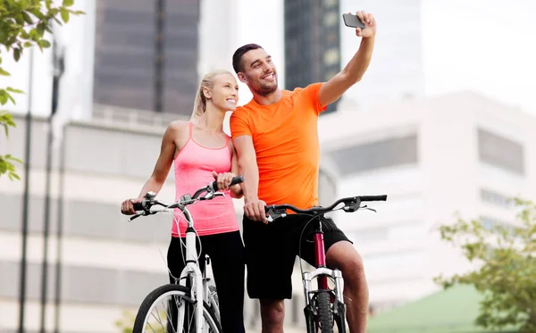 Paar met fietsen selfie met smartphone — Stockfoto