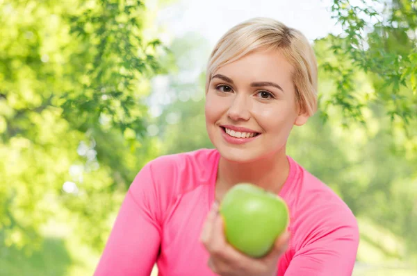 Mujer feliz con manzana verde — Foto de Stock