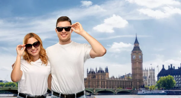 Happy couple over big ben tower in city of london — 스톡 사진