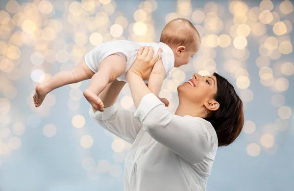 Glad medelålders mamma med liten dotter — Stockfoto