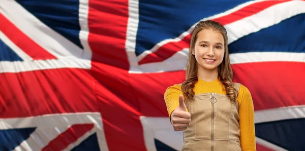 Teenagermädchen zeigt Daumen hoch über britischer Flagge — Stockfoto