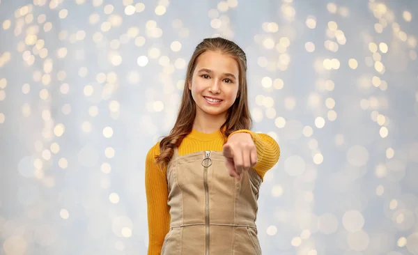 Smiling young teenage girl pointing to camera — Stock Photo, Image