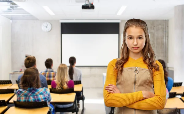 Seriös student flicka med korsade armar i skolan — Stockfoto