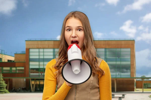 Dospívající dívka mluví s megafonem nad školou — Stock fotografie