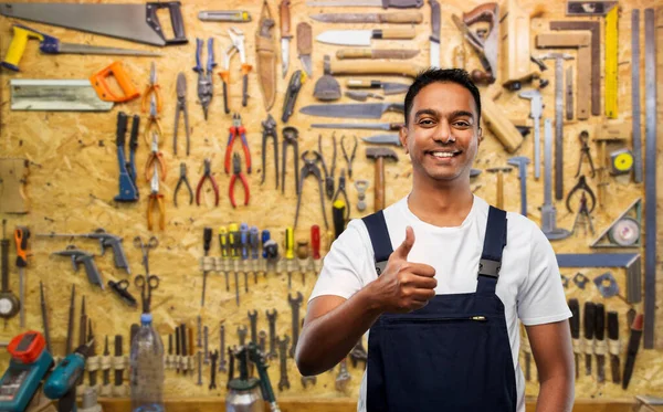 Felice lavoratore indiano o costruttore mostrando pollici in su — Foto Stock