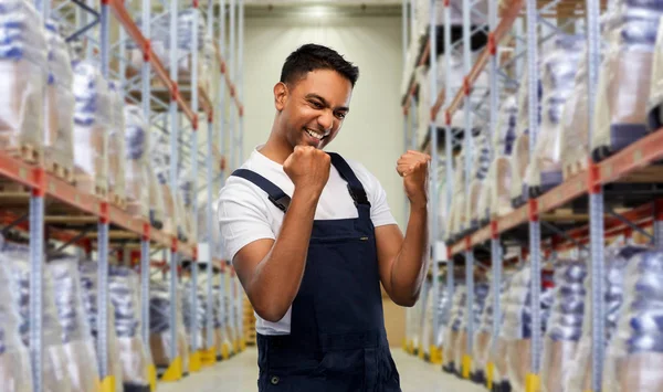 Lavoratore indiano che celebra il successo al magazzino — Foto Stock