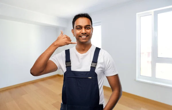 Bauarbeiter macht Telefongeste im neuen Zuhause — Stockfoto