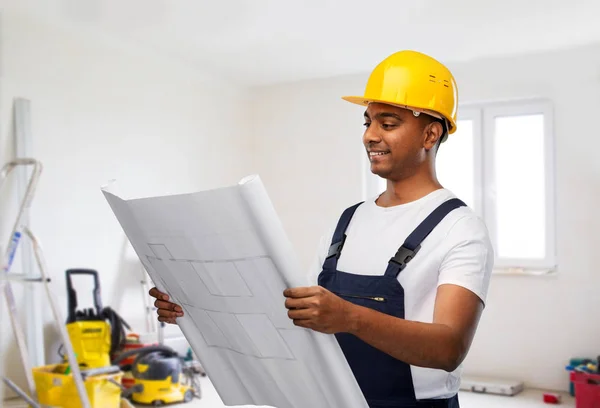 Construtor indiano feliz no capacete com planta — Fotografia de Stock