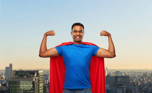 Indiaanse man in superheld cape toont zijn kracht — Stockfoto