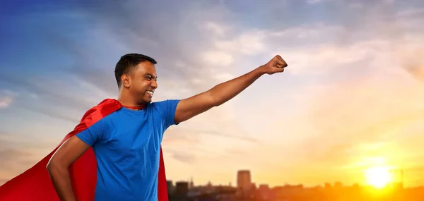 Hombre indio en capa de superhéroe hace gesto ganador —  Fotos de Stock