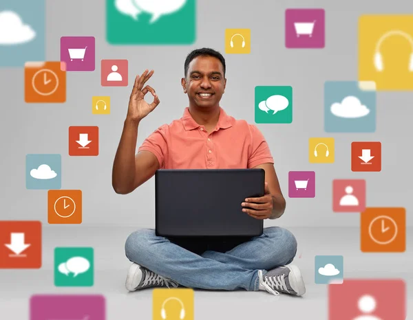 Hombre indio feliz con ordenador portátil que muestra ok —  Fotos de Stock