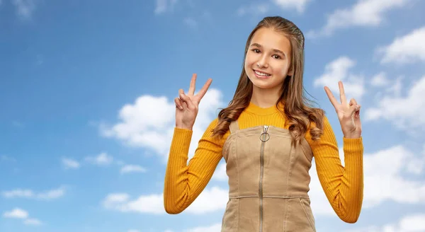 Lächelndes junges Teenager-Mädchen zeigt Friedenshandzeichen — Stockfoto