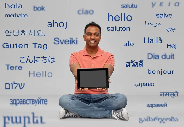 Homem indiano feliz com tablet pc — Fotografia de Stock