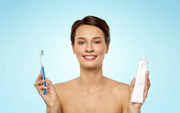 Улыбающаяся женщина с зубами для чистки зубной щетки — стоковое фото