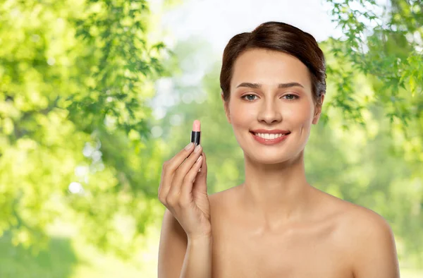 Hermosa joven sonriente con lápiz labial rosa — Foto de Stock