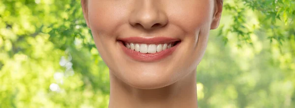 Close-up van mooie jonge vrouw met witte glimlach — Stockfoto
