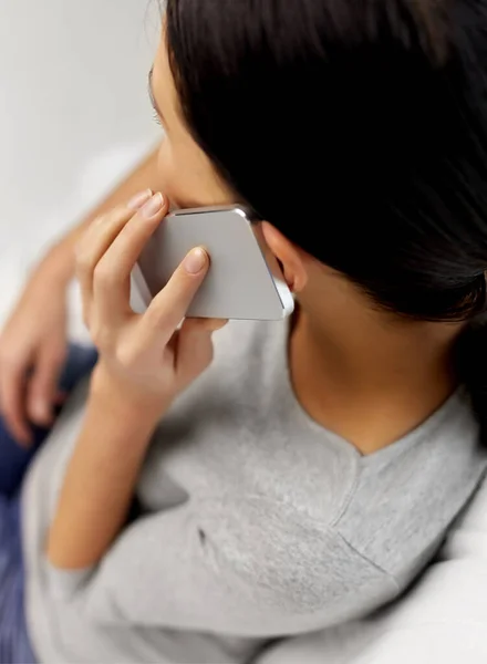 Glad ung kvinna ringer på smartphone hemma — Stockfoto