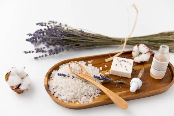 Meersalz, Lavendelseife und Serum auf Holztablett — Stockfoto