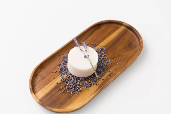 Zblízka vytvořeného levandulového mýdla na dřevěném podnosu — Stock fotografie
