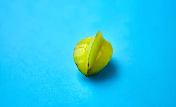 Ώριμη καραμπόλα ή φρούτο αστέρι σε μπλε φόντο — Φωτογραφία Αρχείου