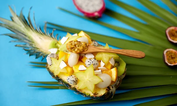 Mistura de frutas exóticas em abacaxi com colher — Fotografia de Stock