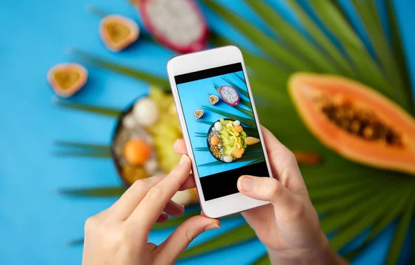 Manos tomando fotos de frutas exóticas en el teléfono inteligente — Foto de Stock