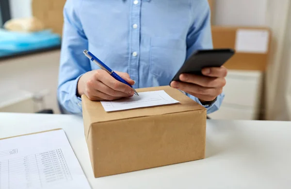 Gros plan de la femme remplissant le formulaire postal au bureau — Photo