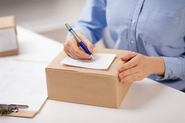 Gros plan de la femme remplissant le formulaire postal au bureau — Photo