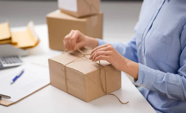 Femme emballage colis et corde à nouer au bureau de poste — Photo