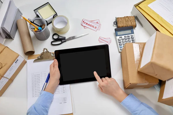 Mains avec tablette PC et presse-papiers au bureau de poste — Photo