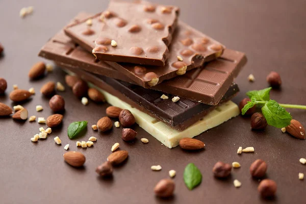 Tutup dari coklat batangan dan kacang yang berbeda — Stok Foto