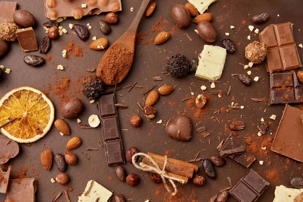 Biji kakao, coklat, kacang dan kayu manis tongkat — Stok Foto