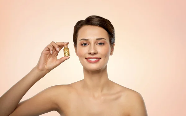 Mooie jonge vrouw met goud gezichtsmasker — Stockfoto