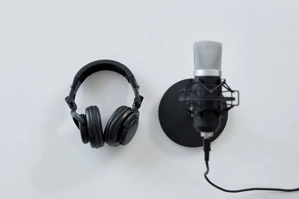 Auriculares y micrófono sobre fondo blanco —  Fotos de Stock