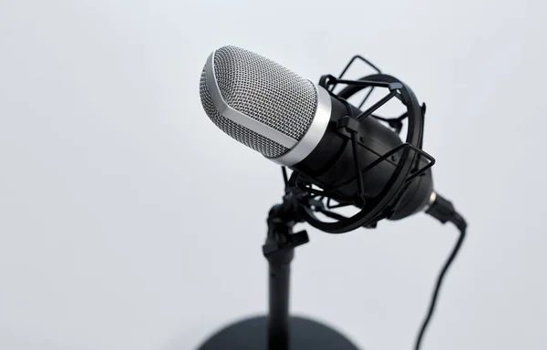 Primer plano del micrófono sobre fondo blanco — Foto de Stock