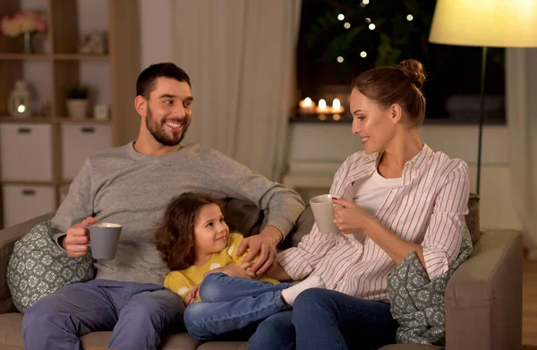 Porträtt av lycklig familj sitter på soffan hemma — Stockfoto