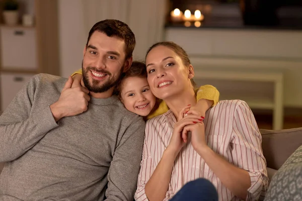 Retrato de la familia feliz sentado en el sofá en casa —  Fotos de Stock