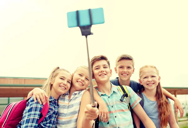 Boldog elemi iskolai tanulók figyelembe selfie — Stock Fotó