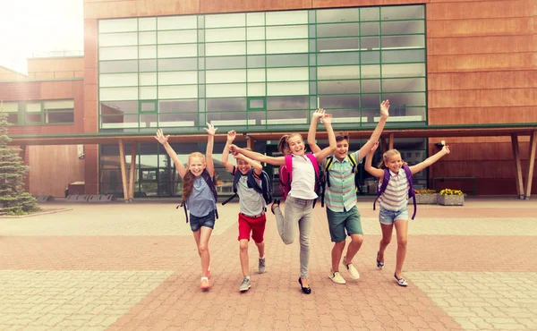 Grupp av glad grundskoleelever kör — Stockfoto