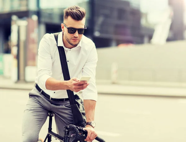Homme avec vélo et smartphone dans la rue de la ville — Photo