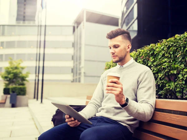 Człowiek z komputera typu tablet i kawa na bench ulica miasta — Zdjęcie stockowe