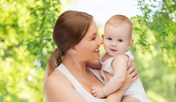 Mutter mit Baby über grünem natürlichen Hintergrund — Stockfoto