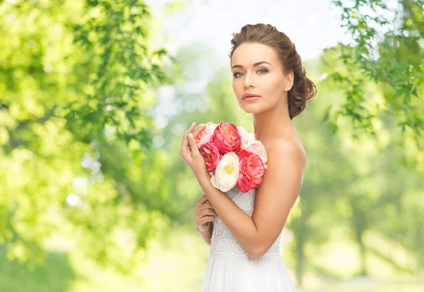 Jonge vrouw of bruid met boeket bloemen — Stockfoto