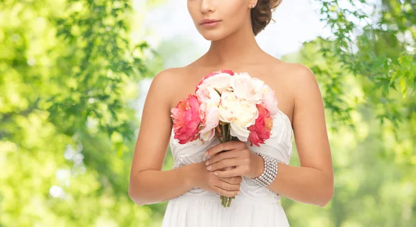Jonge vrouw of bruid met boeket bloemen — Stockfoto