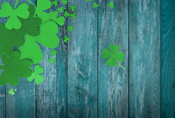 Grünes Papier Shamrocks auf weißem Hintergrund — Stockfoto