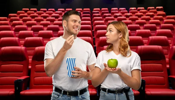 电影院里有爆米花和苹果 — 图库照片