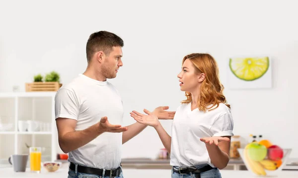 Pareja infeliz discutiendo en la cocina — Foto de Stock