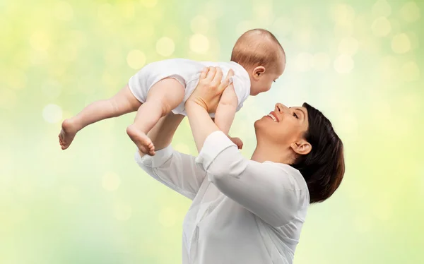 Feliz madre de mediana edad con hija pequeña —  Fotos de Stock