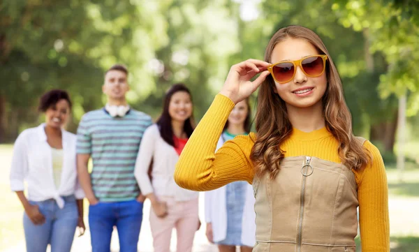 Leende tonårstjej i solglasögon på sommarparken — Stockfoto